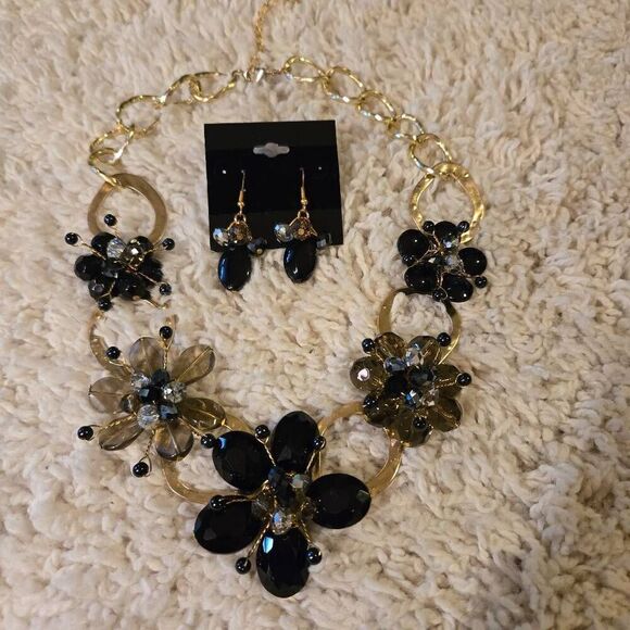 NWOT Gold Flowers Statement Necklace + Earrings - Picture 1 of 8
